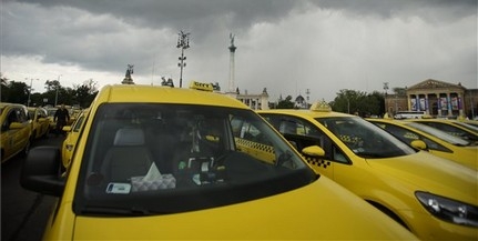 Ismét demonstrálnak a taxisok a fővárosban Ismét demonstrálnak a taxisok a fővárosban