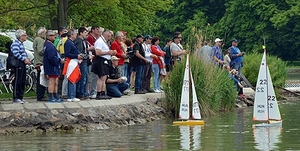 Elindították a vízi sportok szezonját Orfűn: modellvitorlások versenyeztek a Pécsi-tavon