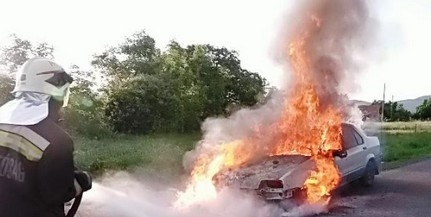 Menet közben gyulladt ki egy autó Hosszúheténynél Menet közben gyulladt ki egy autó Hosszúheténynél