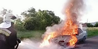 Menet közben gyulladt ki egy autó Hosszúheténynél Menet közben gyulladt ki egy autó Hosszúheténynél
