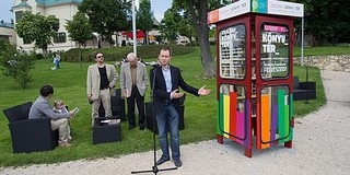 Ilyen még nem volt: telefonfülkékből választhatunk könyveket a Zsolnay Negyedben Ilyen még nem volt: telefonfülkékből választhatunk könyveket a Zsolnay Negyedben