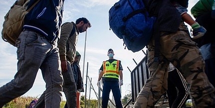 Több száz migráns próbál bejutni az országba, már épül a kerítés
