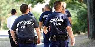 Kiharapott társa füléből egy darabot egy migráns