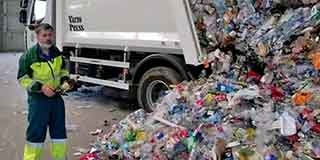 Kipróbáltuk, hogy nyomják a melót a pécsi kukások - mit ne mondjunk, jár nekik a kalaplengetés