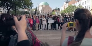Pécsi általános iskolásokkal forgatott klipet Beck Zoli - Nézze meg a videót! Pécsi általános iskolásokkal forgatott klipet Beck Zoli - Nézze meg a videót!