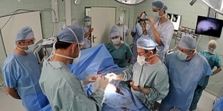 Szeptembertől emelkedik az egészségügyi dolgozók bére