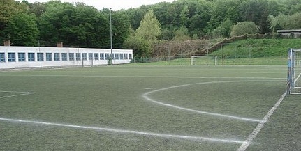 Felújított műfüves pályán focizhatnak a komlói gyerekek