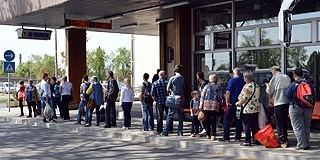 Hőségriadó a buszállomásokon is: párakapuk, légkondi az utasoknak, bermuda a sofőröknek Hőségriadó a buszállomásokon is: párakapuk, légkondi az utasoknak, bermuda a sofőröknek