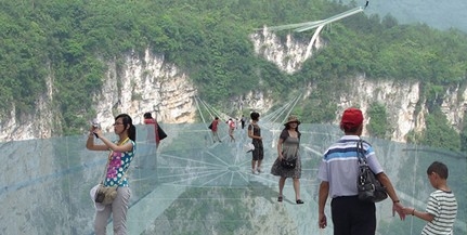 Bírja a terhet a világrekorder kínai üvegpadlós híd