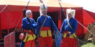 Történelmi divatbemutatót tartanak a Ginkgo téren