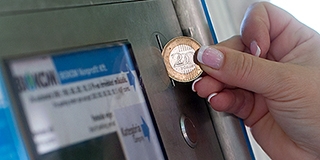 Nyeli vagy nem nyeli? A parkolóautomaták egy része nem fogadja el a százasokat és a kétszázasokat Nyeli vagy nem nyeli? A parkolóautomaták egy része nem fogadja el a százasokat és a kétszázasokat