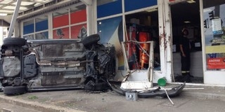 Összeütközött két autó az Athinay úton, majd az egyik egy üzlet kirakatában kötött ki Összeütközött két autó az Athinay úton, majd az egyik egy üzlet kirakatában kötött ki