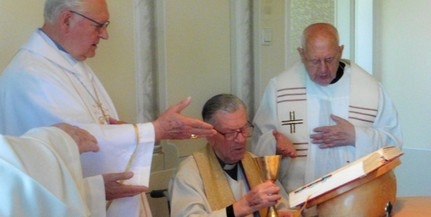 Nyereményautó miatt tanult meg vezetni az egyházmegye legidősebb papja Nyereményautó miatt tanult meg vezetni az egyházmegye legidősebb papja