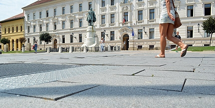 Ősszel lehet meg a pénz a Jókai tér felújítására, a Kossuth téren már javítják a burkolatot Ősszel lehet meg a pénz a Jókai tér felújítására, a Kossuth téren már javítják a burkolatot