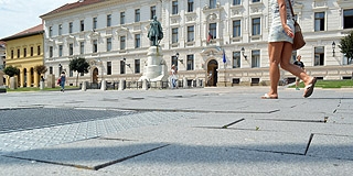 Ősszel lehet meg a pénz a Jókai tér felújítására, a Kossuth téren már javítják a burkolatot