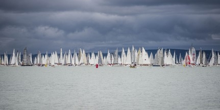 Több hajót megrongált a vihar, de sikeresen elstartolt a Kékszalag Balatonfüreden