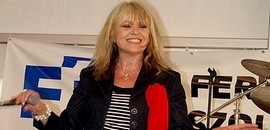 Telt ház előtt lép fel a Neoton Família