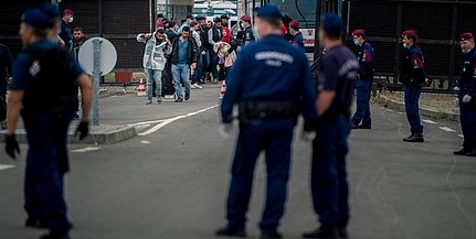 Több száz tiltakozó migráns tart a magyar határ felé
