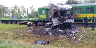 Megrázó felvételek a hétfői halálos vasúti balesetről, lángolt a kamion - Videó! Megrázó felvételek a hétfői halálos vasúti balesetről, lángolt a kamion - Videó!