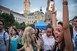 Több százan izgulták végig a ponthúzás pillanatait tegnap a Széchenyi téren Több százan izgulták végig a ponthúzás pillanatait tegnap a Széchenyi téren