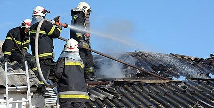 Lángokba borult egy siklósi családi ház tetőszerkezete