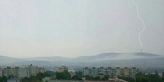 Özönvíz, villámcsapások: sok a riasztás a vihar miatt, nem unatkoznak a baranyai tűzoltók Özönvíz, villámcsapások: sok a riasztás a vihar miatt, nem unatkoznak a baranyai tűzoltók