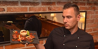 Egy kis csavarral teszi 21. századivá a magyaros ízeket a pécsi séf, Lánczos Sándor