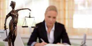 Már huszonötezren kaptak jogi segítséget a Kormányhivataltól