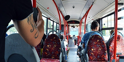 Erőszakos kéregetők tűntek fel a pécsi buszokon, egy nőt még az utcán is követtek Erőszakos kéregetők tűntek fel a pécsi buszokon, egy nőt még az utcán is követtek