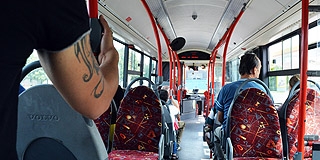 Erőszakos kéregetők tűntek fel a pécsi buszokon, egy nőt még az utcán is követtek Erőszakos kéregetők tűntek fel a pécsi buszokon, egy nőt még az utcán is követtek
