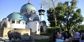 Kiállítás nyílt a 150 éves Fővárosi Állatkertről Kiállítás nyílt a 150 éves Fővárosi Állatkertről