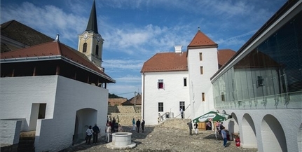 Átadták szombaton a felújított szászvári várkastélyt