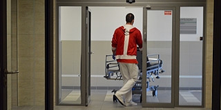 Kevés az ápoló: nagyjából 150 embert azonnal felvennének a pécsi klinikákra Kevés az ápoló: nagyjából 150 embert azonnal felvennének a pécsi klinikákra