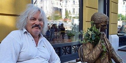 Balhé a Király utcában: vajon szabad-e elüldögélni Weöres Sándor szobra mellett? Balhé a Király utcában: vajon szabad-e elüldögélni Weöres Sándor szobra mellett?