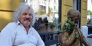 Balhé a Király utcában: vajon szabad-e elüldögélni Weöres Sándor szobra mellett? Balhé a Király utcában: vajon szabad-e elüldögélni Weöres Sándor szobra mellett?