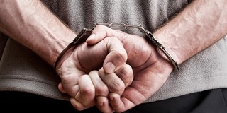 Két kiskorú gyermekkel erőszakoskodott otthonában Két kiskorú gyermekkel erőszakoskodott otthonában