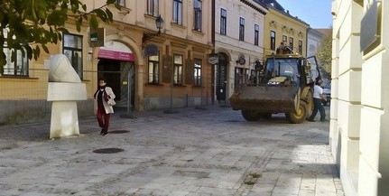 Megkezdődött a Jókai tér felújítása, elkerítették az elsőként sorra kerülő szakaszt Megkezdődött a Jókai tér felújítása, elkerítették az elsőként sorra kerülő szakaszt