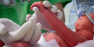 Megszületett az első háromszülős baba Megszületett az első háromszülős baba