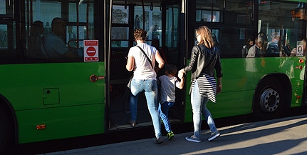 A rutin meg az évek: még a busz harmadik ajtajából is felmutatjuk a bérletet A rutin meg az évek: még a busz harmadik ajtajából is felmutatjuk a bérletet