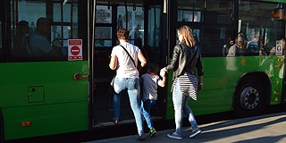 A rutin meg az évek: még a busz harmadik ajtajából is felmutatjuk a bérletet A rutin meg az évek: még a busz harmadik ajtajából is felmutatjuk a bérletet