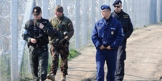 Magyar rendőrök is védik Szerbia déli határát Magyar rendőrök is védik Szerbia déli határát