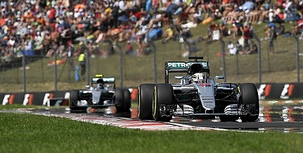 Rosberg győzelmével világbajnok a Mercedes