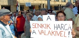Tüntetés a szívsebész professzorért Tüntetés a szívsebész professzorért