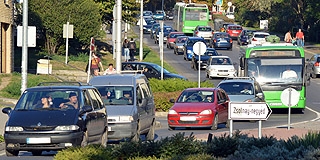 Ha sok van, az a baj: Bálicsban és Donátusban két autó jut a családokra, ezért gáz a közlekedés Ha sok van, az a baj: Bálicsban és Donátusban két autó jut a családokra, ezért gáz a közlekedés