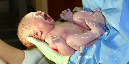 Idő előtt, otthon született meg egy baba a Kertvárosban a mentősök segítségével