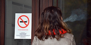 Szomszédháború: a lépcsőházi dohányzás miatt balhéznak egymással a lakók Szomszédháború: a lépcsőházi dohányzás miatt balhéznak egymással a lakók