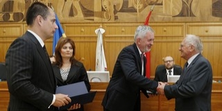 Dr. Debreczeni László vehette át a Szabadság Díjat az ünnepi közgyűlésen Dr. Debreczeni László vehette át a Szabadság Díjat az ünnepi közgyűlésen