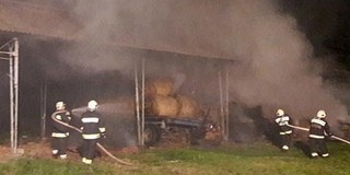 Több száz bála és egy pótkocsi is lángolt Lippón Több száz bála és egy pótkocsi is lángolt Lippón