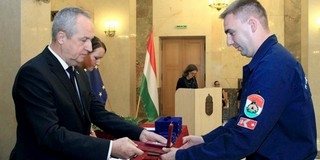Szabadnapján mentette meg az idős hölgyet, bátorságáért kitüntették a tűzoltót Szabadnapján mentette meg az idős hölgyet, bátorságáért kitüntették a tűzoltót