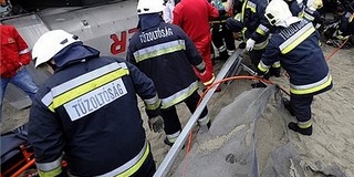 Felborult egy kamion hajnalban az M6-os autópályán Felborult egy kamion hajnalban az M6-os autópályán